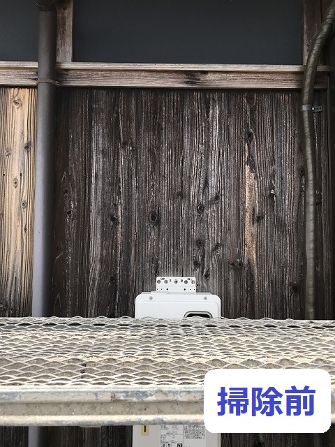伊賀市　杉板外壁のカビ　掃除前