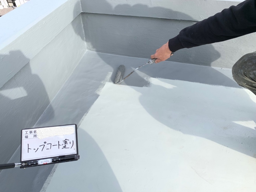 最後に保護塗膜としてトップコートを塗装します