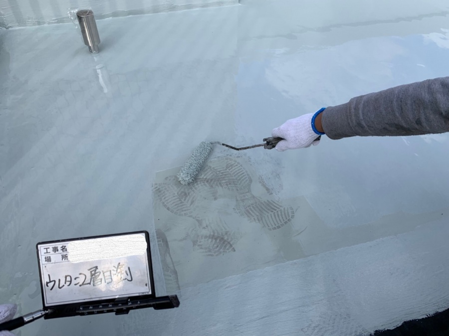 ウレタン防水はローラーで広げていきます