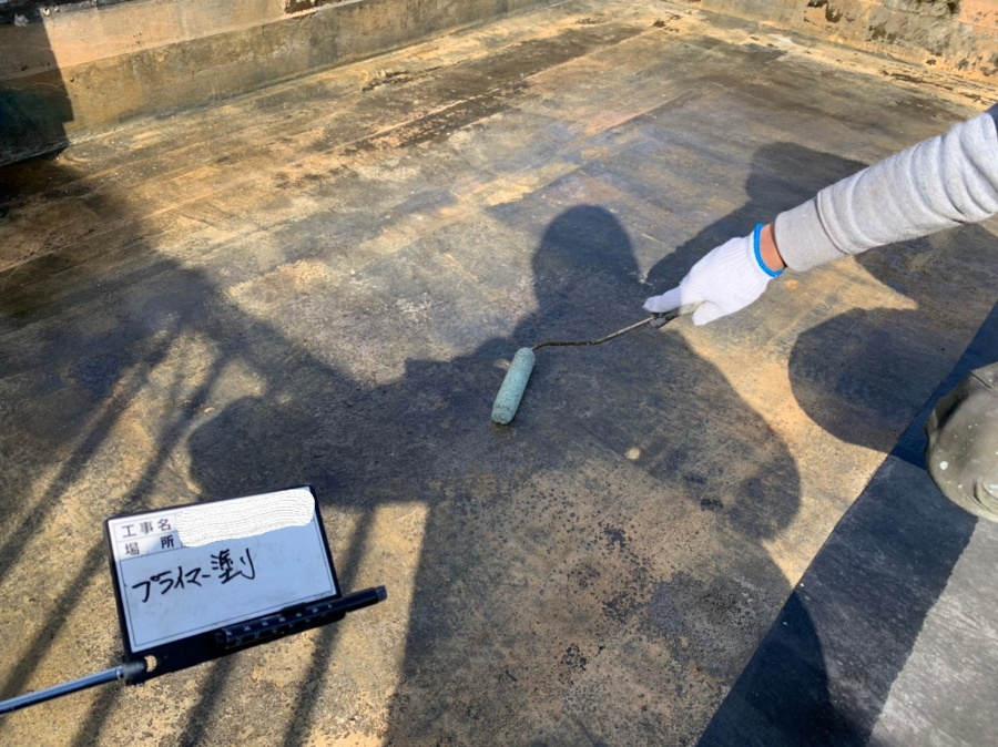 プライマーという接着剤を塗装します