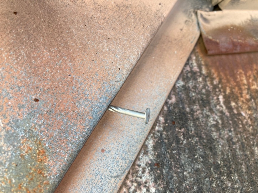 釘もかなり浮いており、いつ飛散してもおかしくな