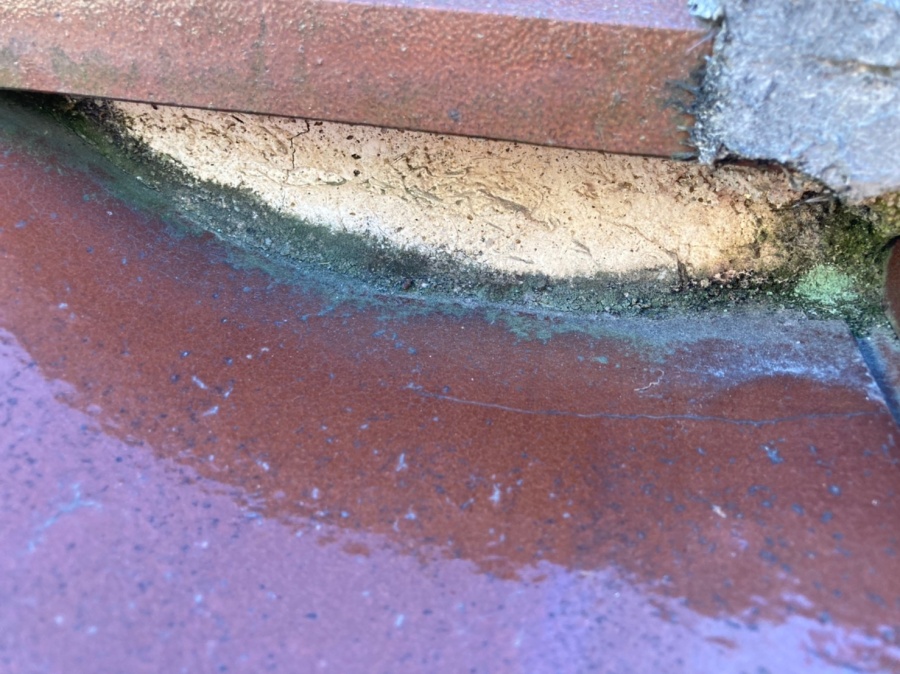 棟下漆喰はひび割れが発生し始めています