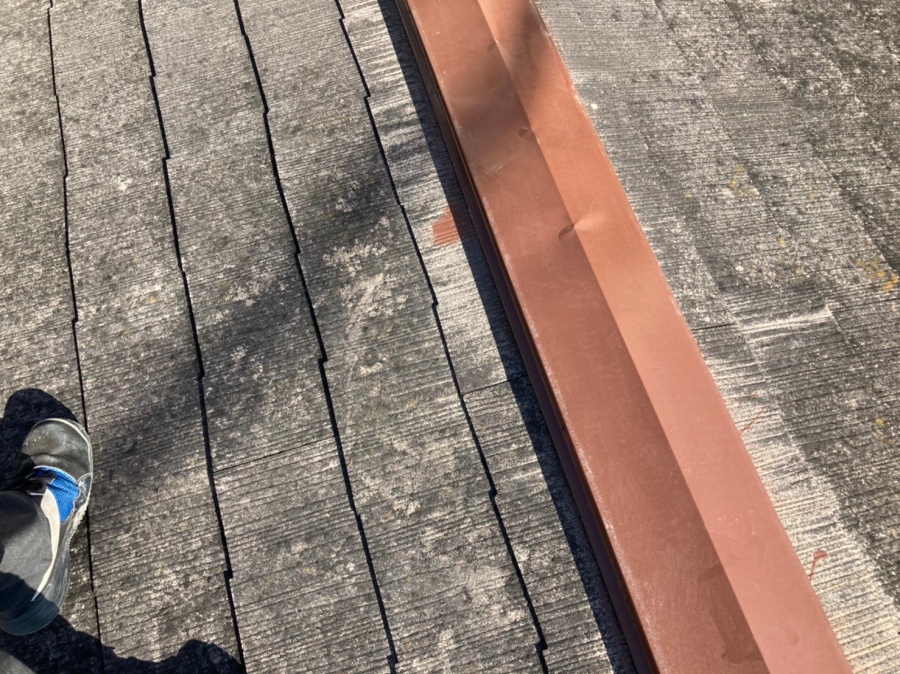 棟板金はサビがかなり広がっています