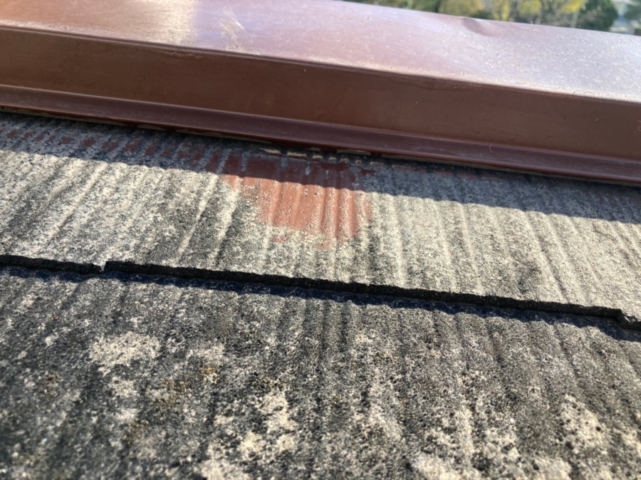 隙間がかなり開いており、ここからも入りますね