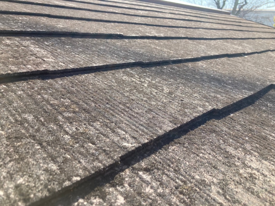 スレートが劣化によってかなり反りあがっています