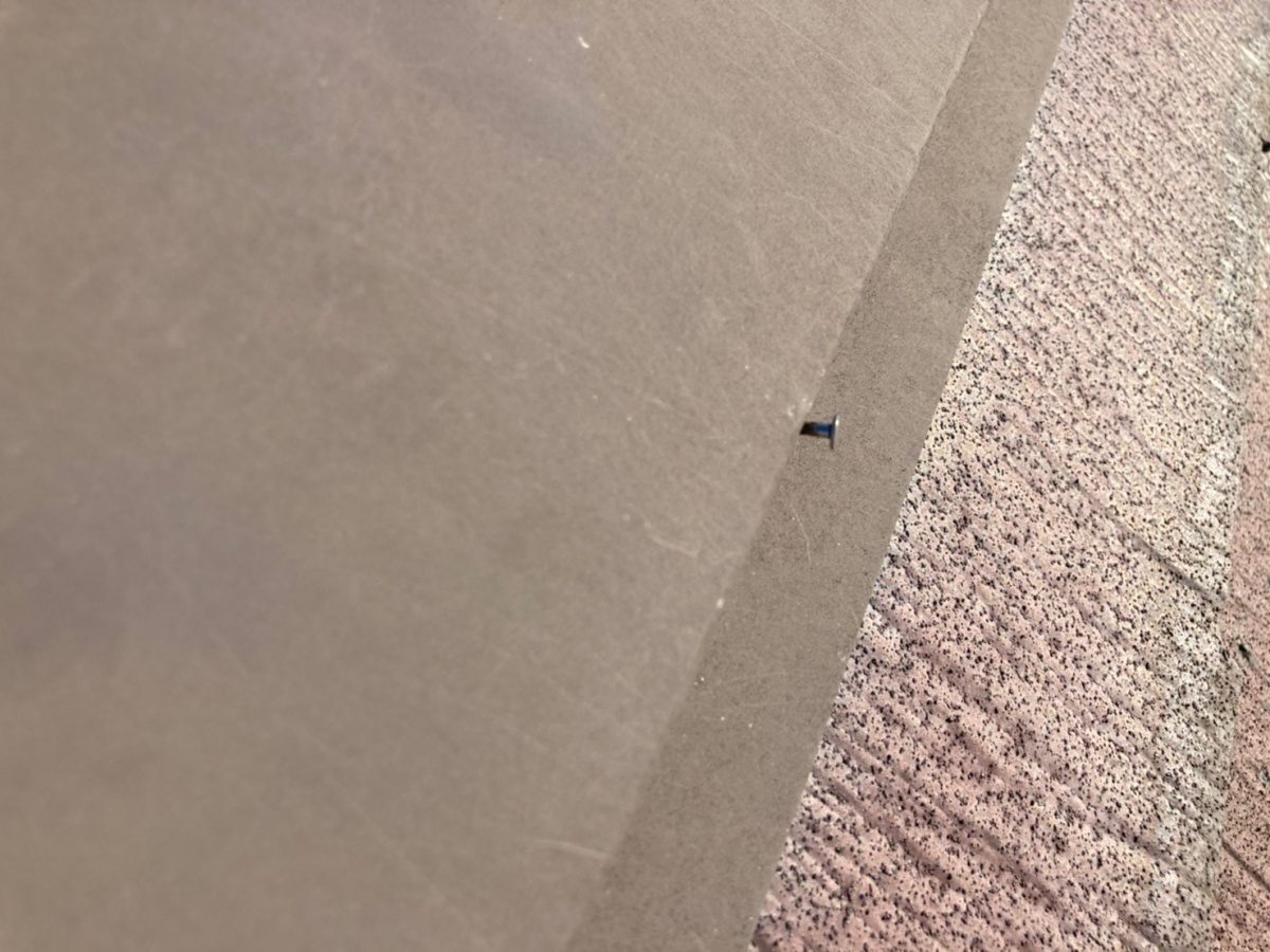 棟板金の釘浮きが発生しています。