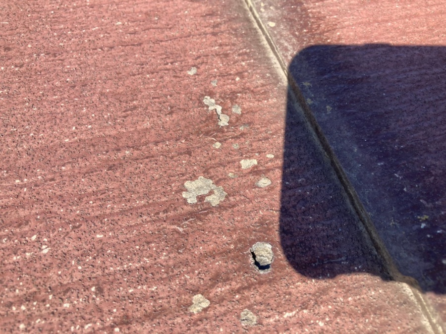 表面の塗膜も穴が空いていますね