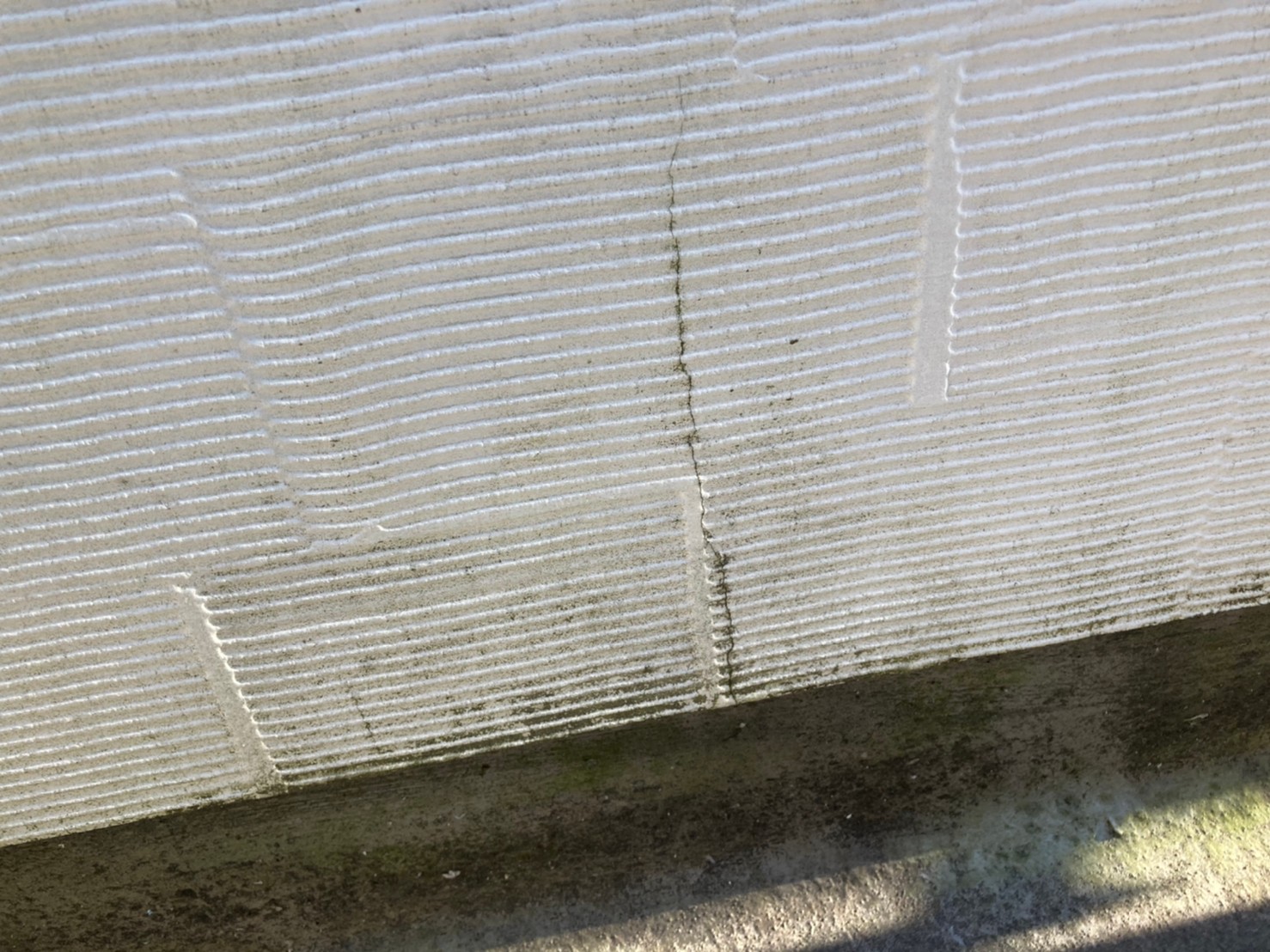 クラックが大きくなってしまうと雨漏りに繋がる事も