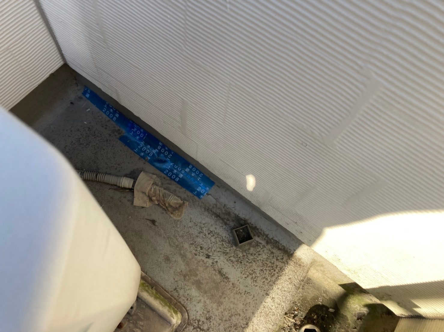 ベランダに溜まった汚れは掃除してあげましょう