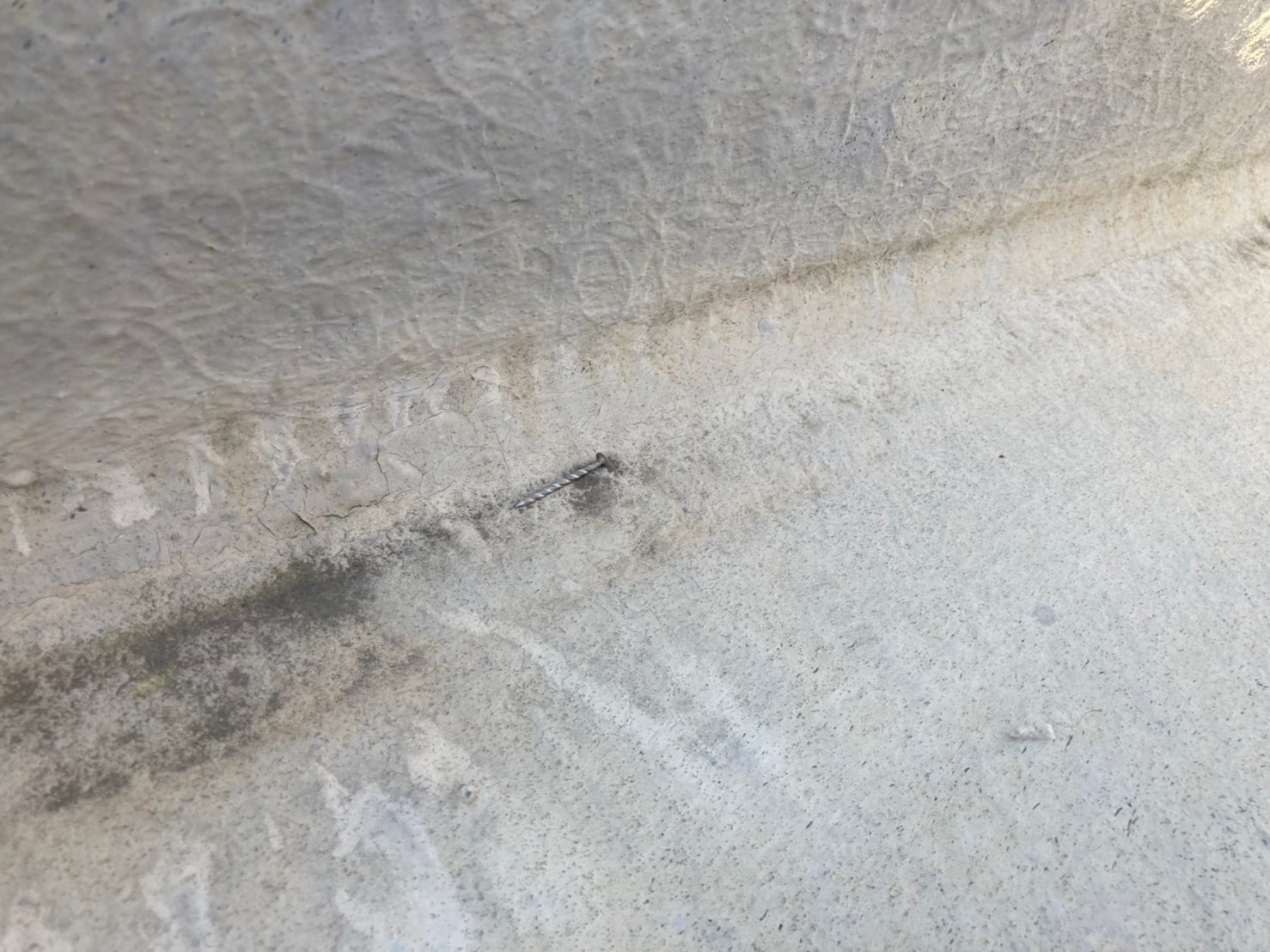 小さな傷からも雨の侵入可能性があります