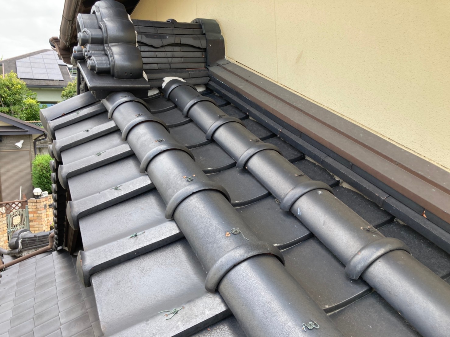 昔はこの瓦が瓦の飛散防止の為に設置されていました