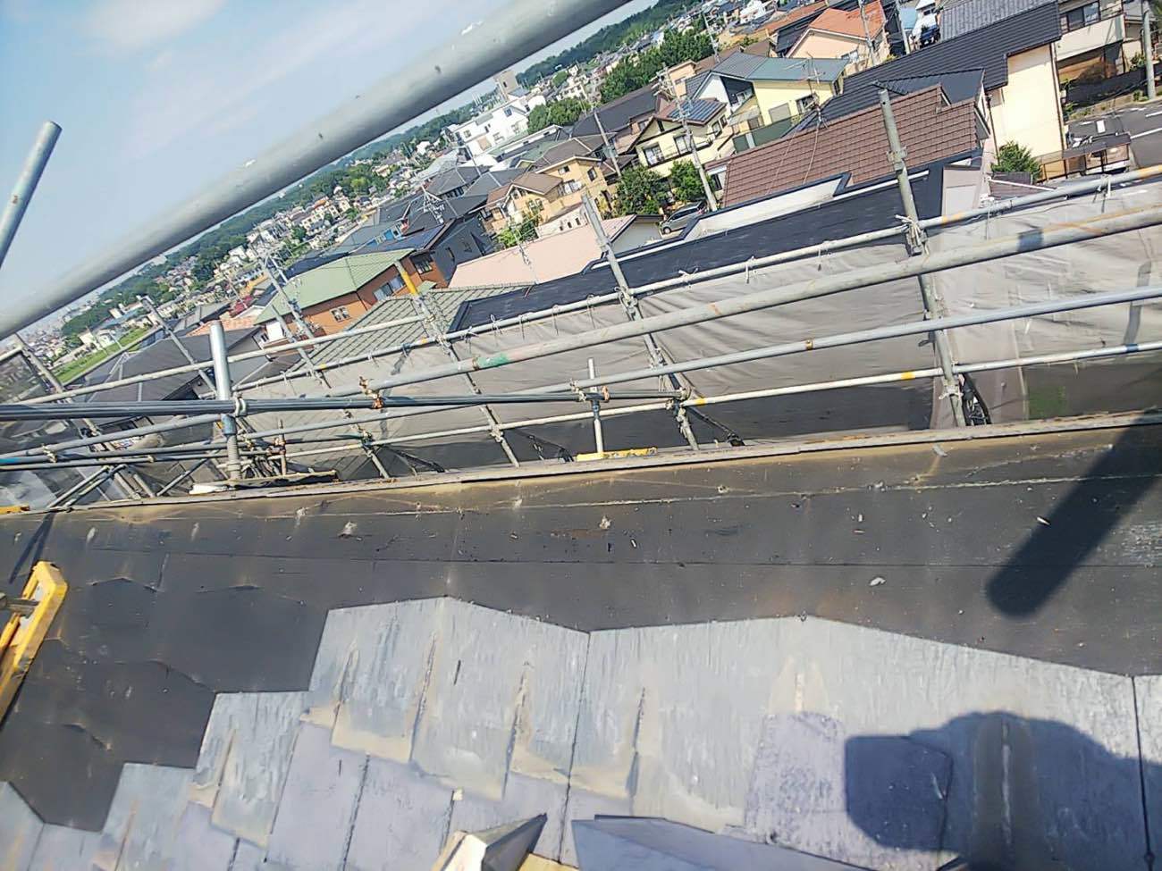 屋根材を撤去していくと下のシートが見え始めました