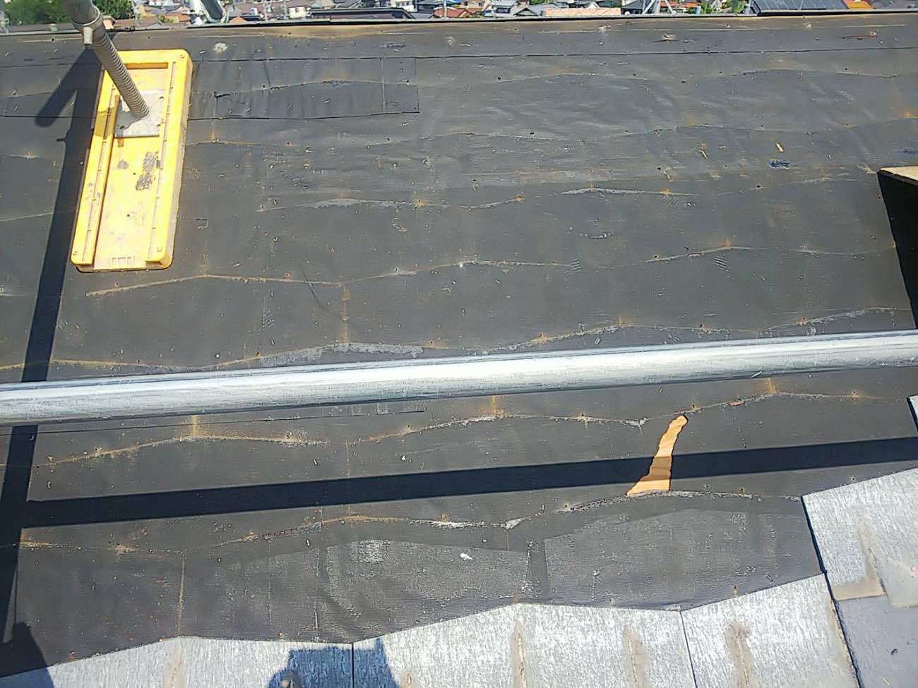 防水シートはところどころ劣化しています