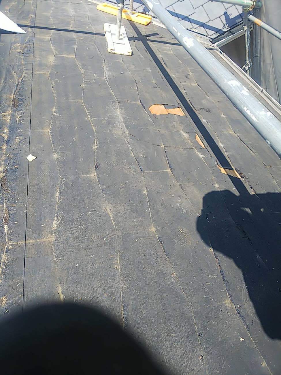 ところどころ破れているのは、屋根材撤去に起こるものです