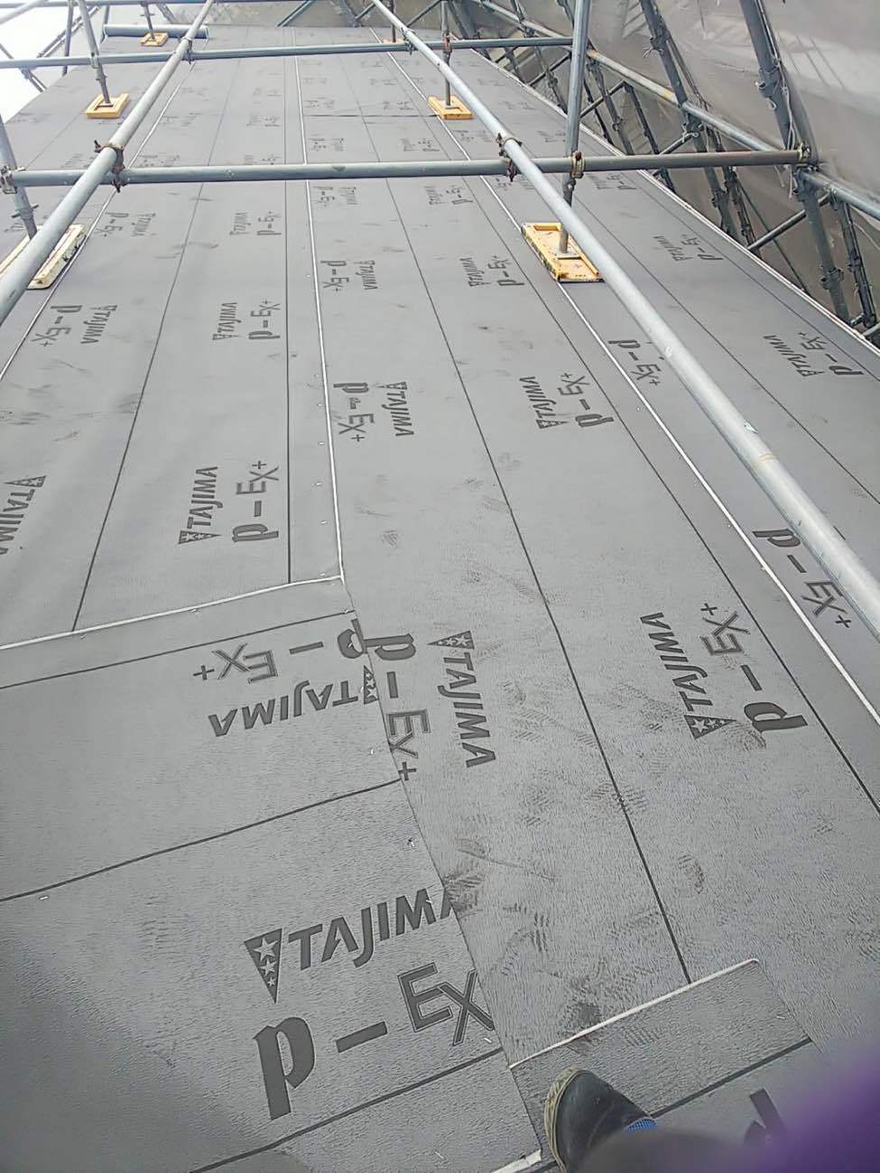 全面的に防水シートを貼ります