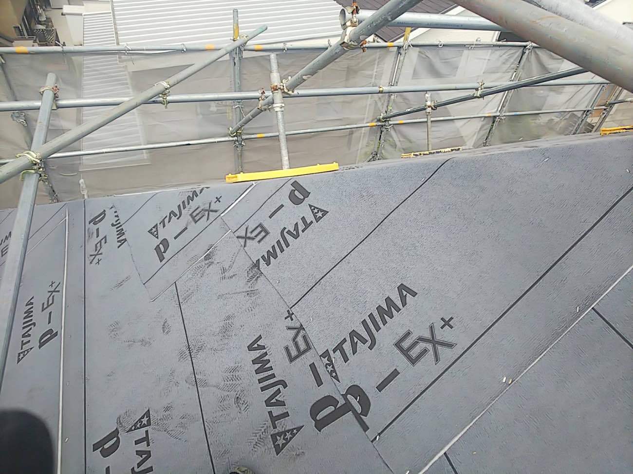 棟部分は雨漏り被害に繋がりやすいので、何重にも重ねます