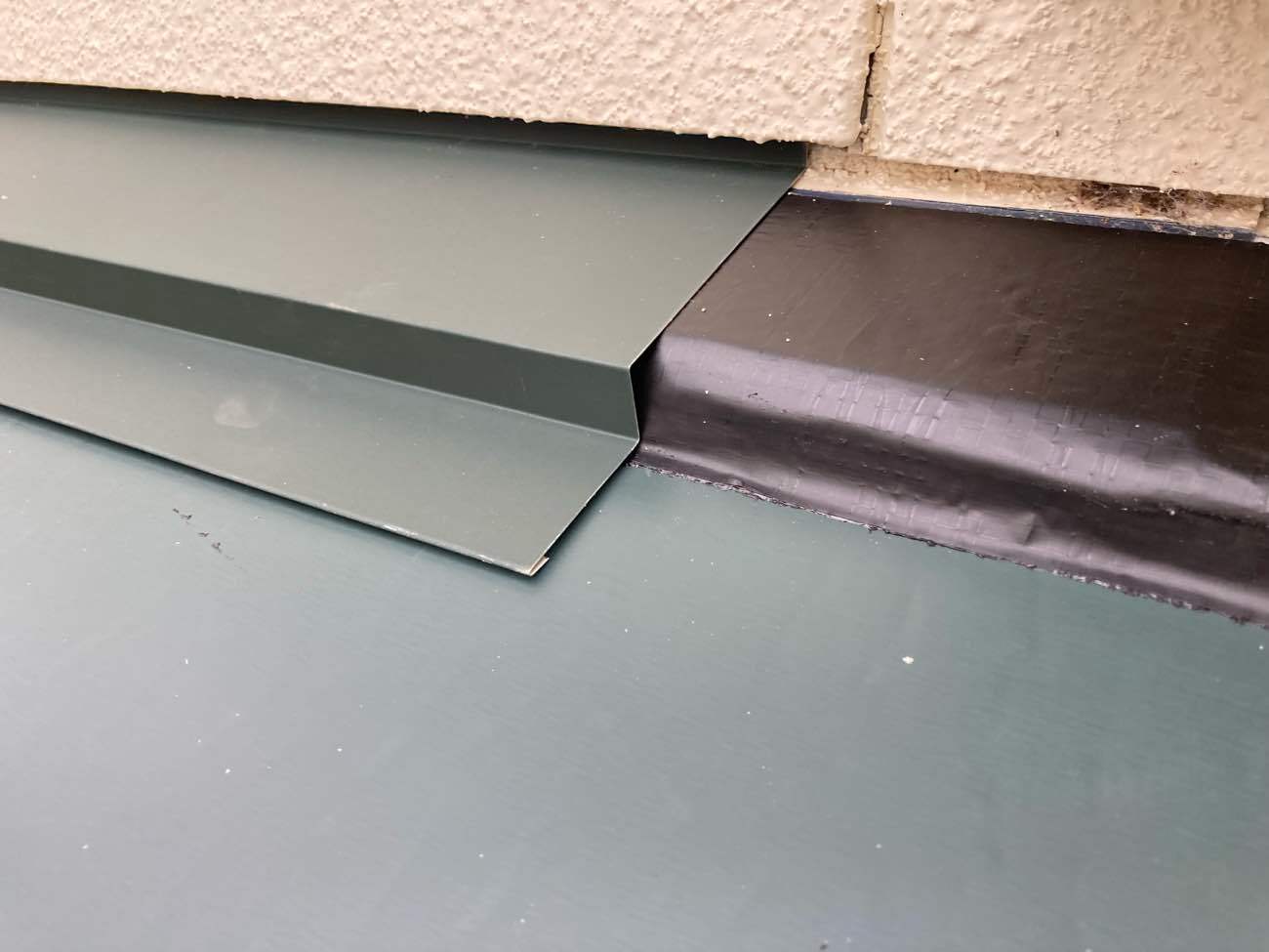 上から板金を置くことで、雨水の流れを作ってあげます