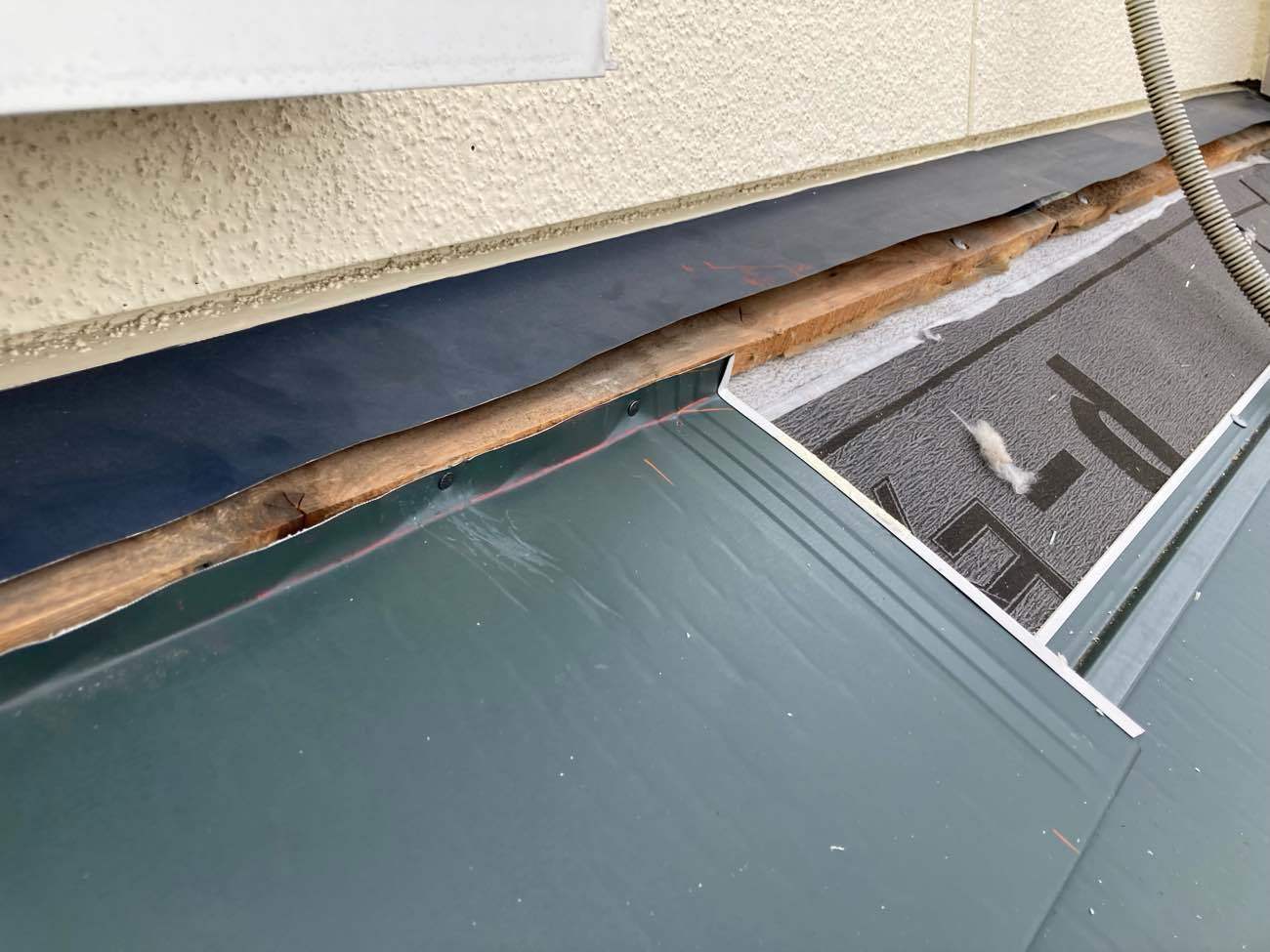 壁付近は雨漏りに繋がりやすいので、しっかりと対策を行います