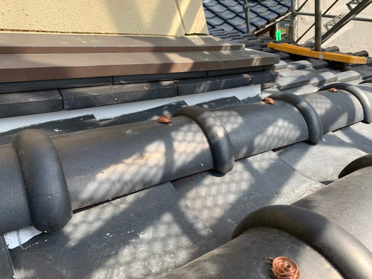 再度同じ場所に同じ瓦を戻していきます