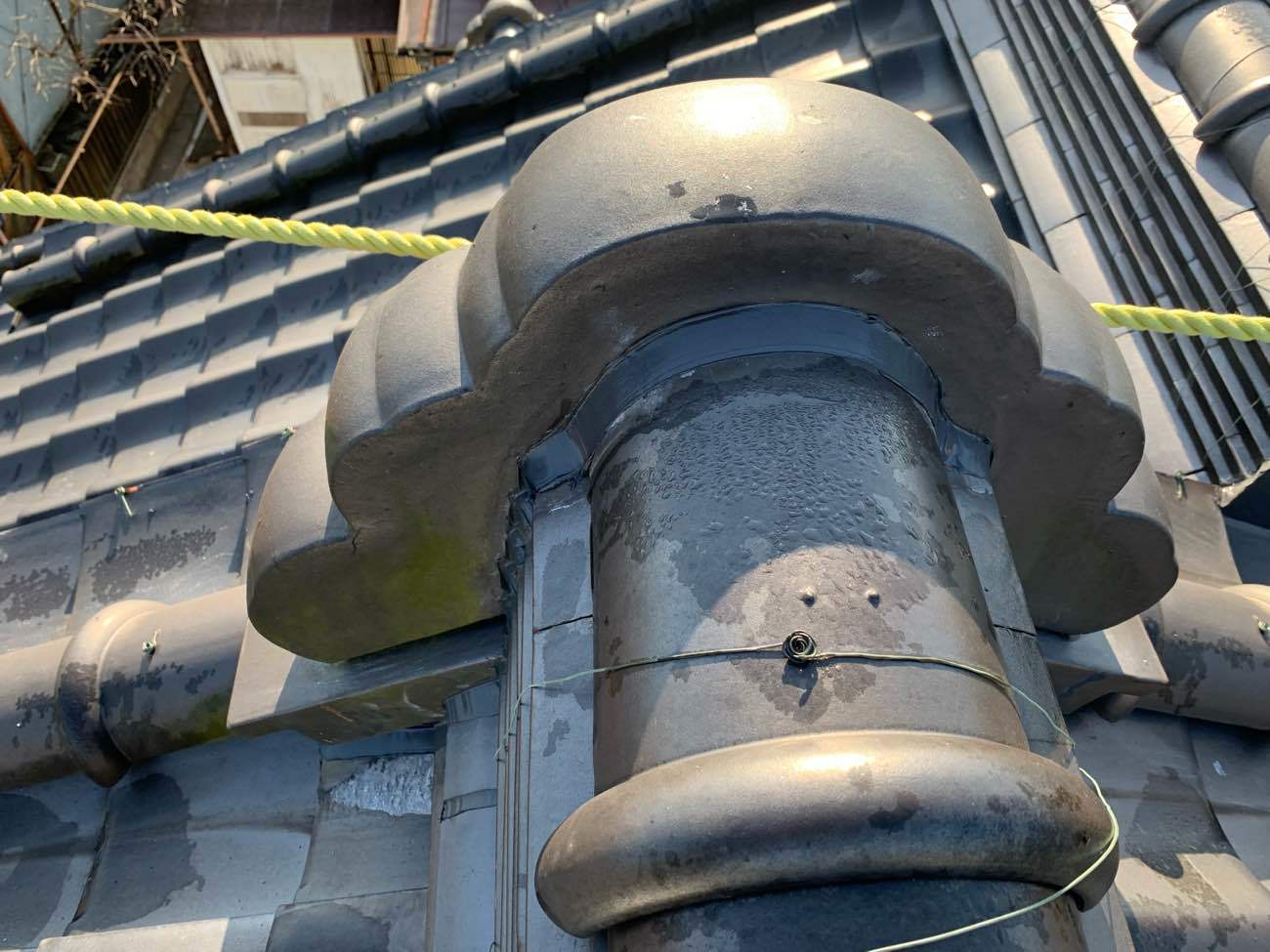 鬼巻き周りはシーリングで納めています