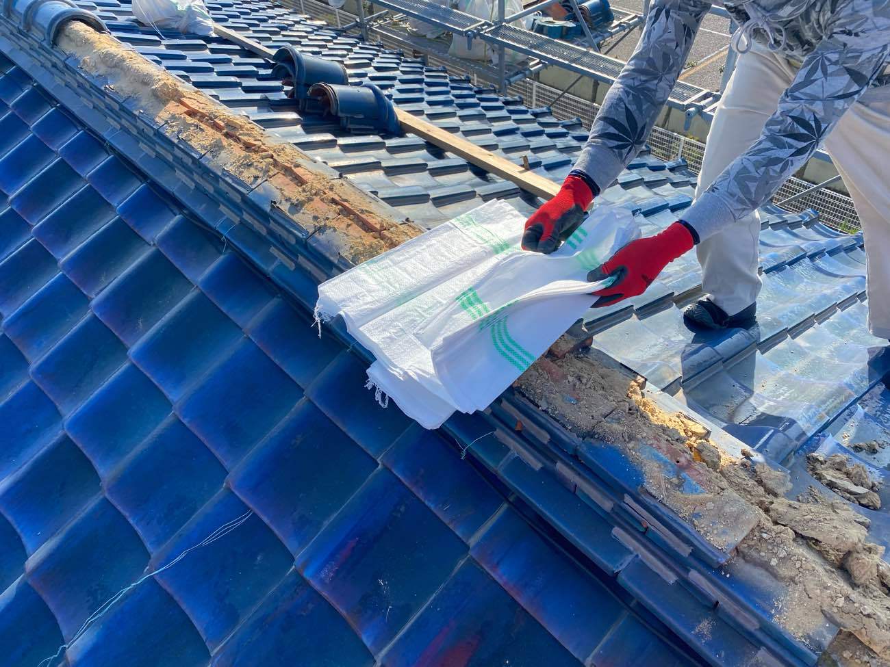 周りに土が飛散しないように対策を行います