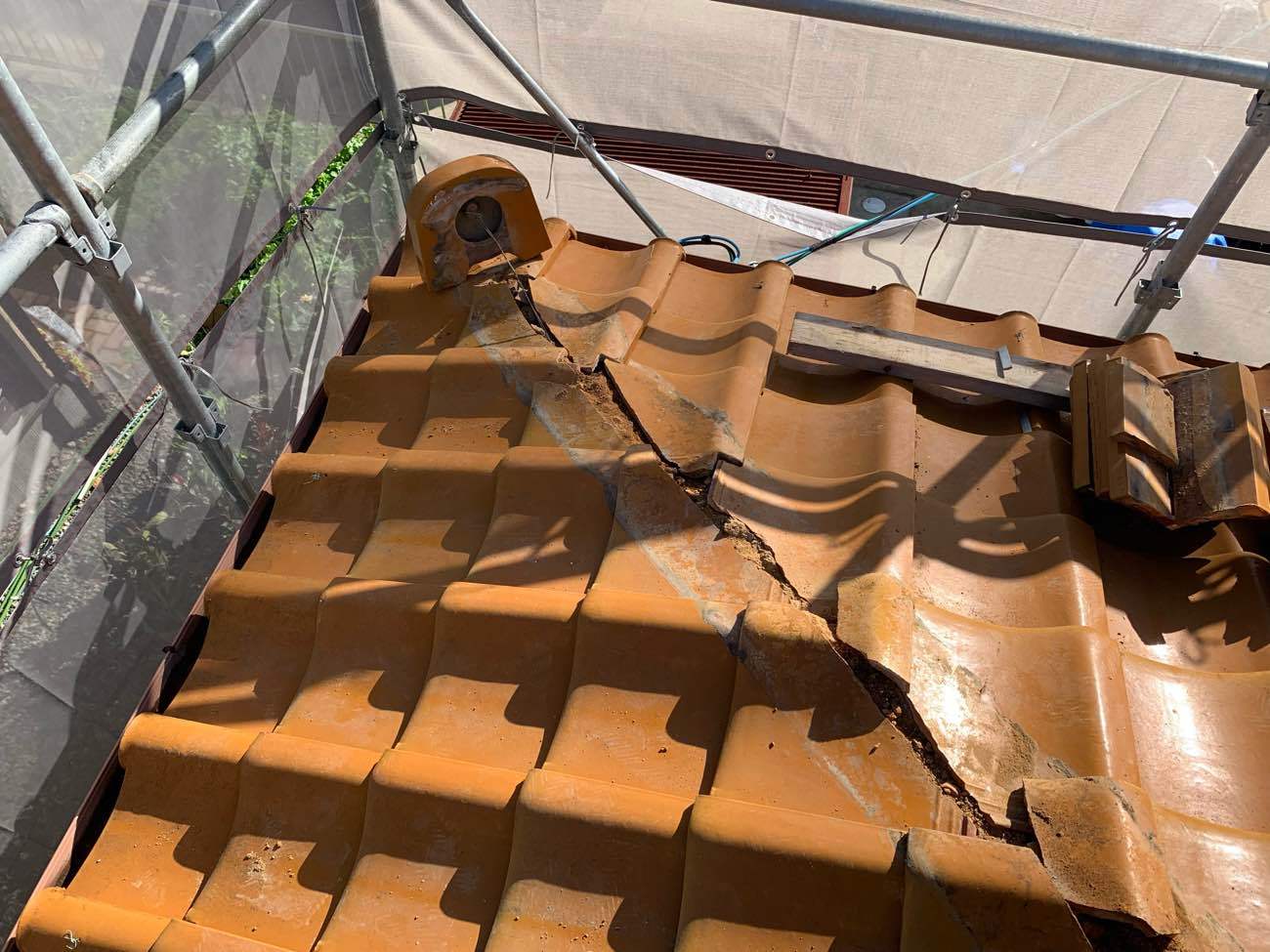 撤去すると、屋根のつなぎ目が見えてきます