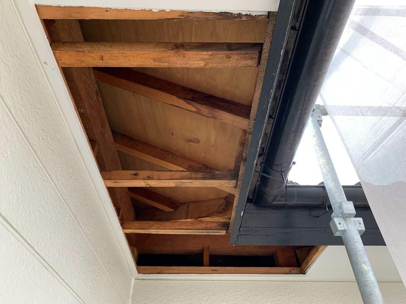 まずは既設軒天を撤去