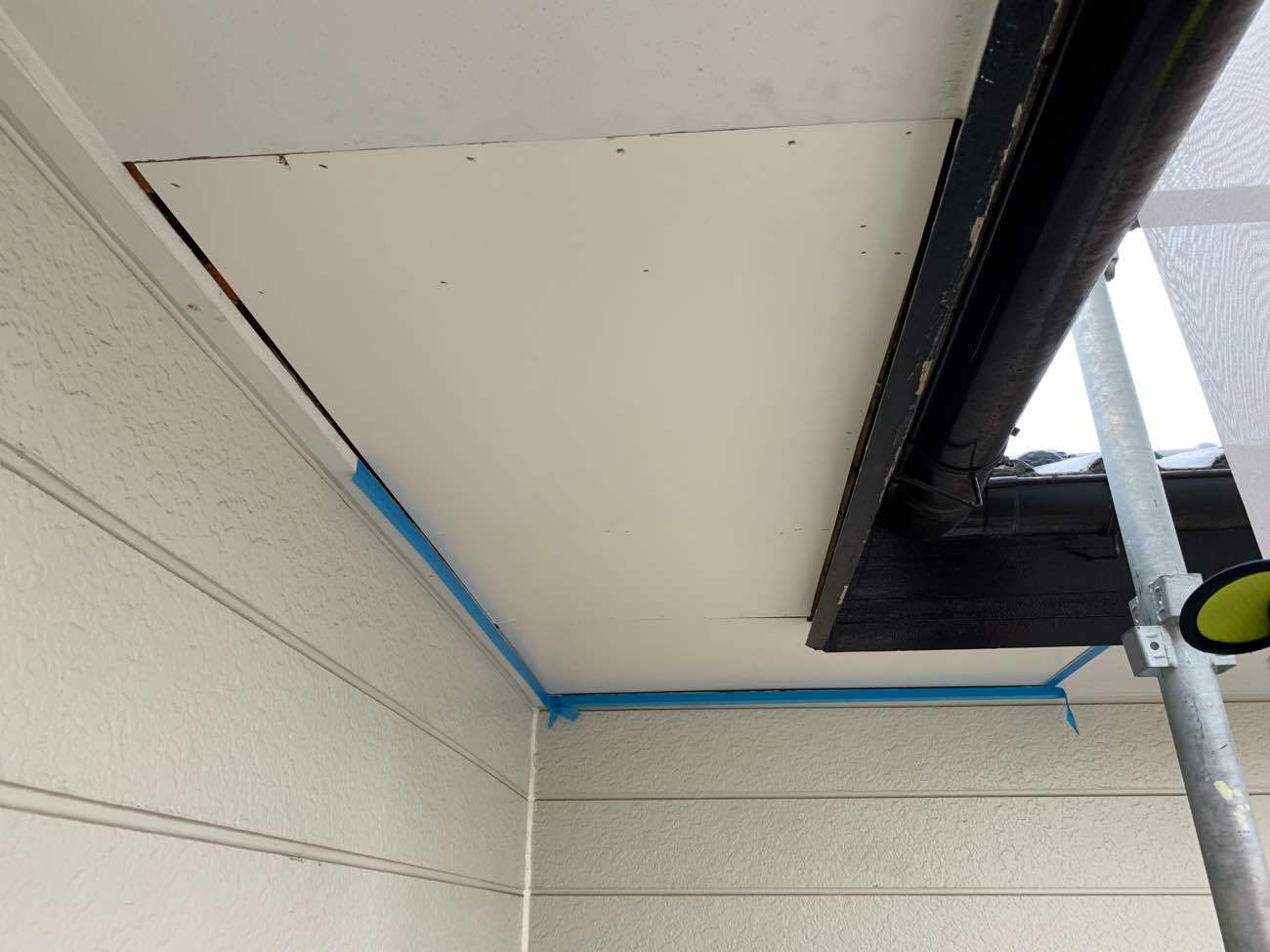 そして新しい軒天材を設置します