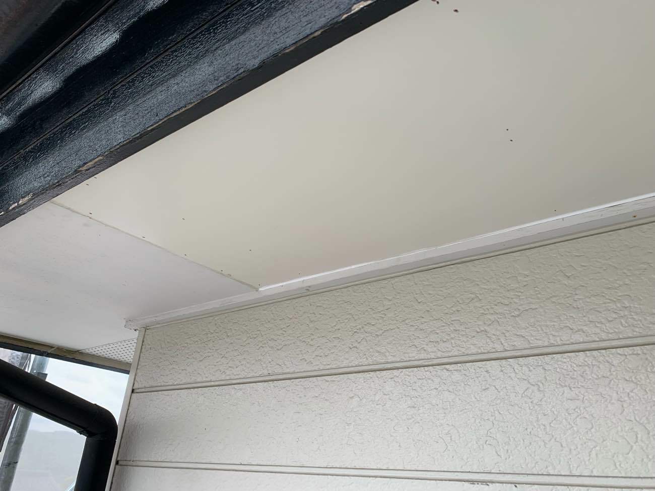 周りとは少し色が違う為、この後に塗装を行います