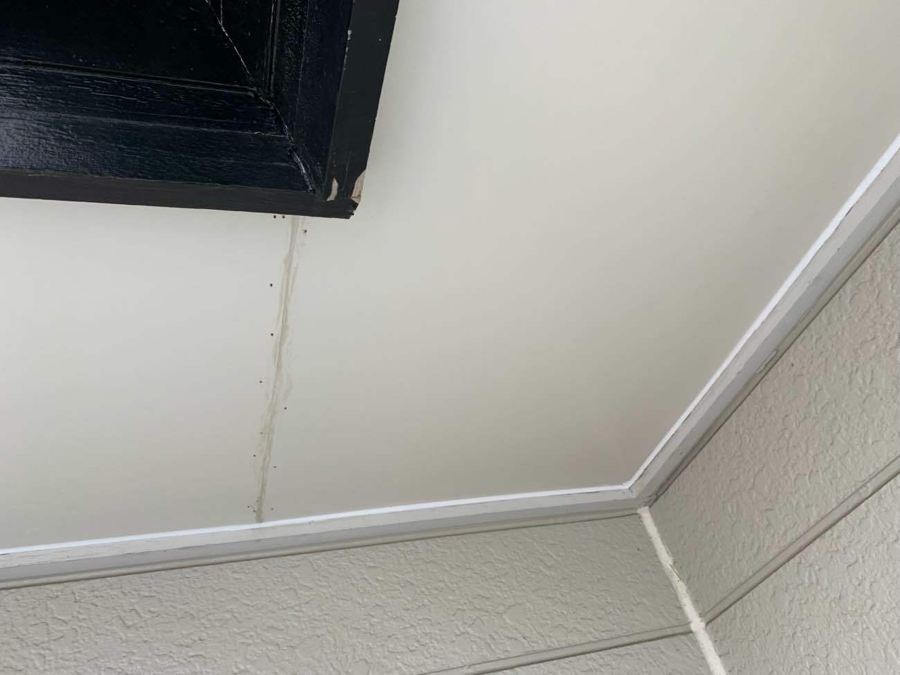 そして周りの隙間を埋めるためにシーリング打ちを行います