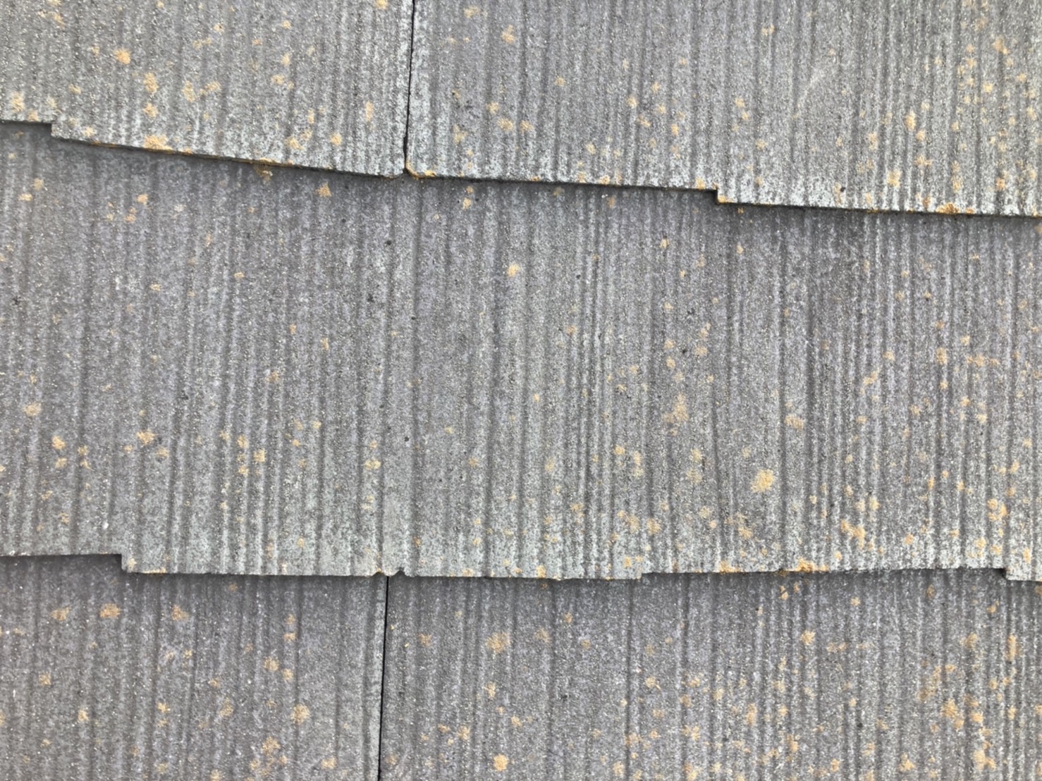 表面は汚れや褪色が経年劣化の兆候です