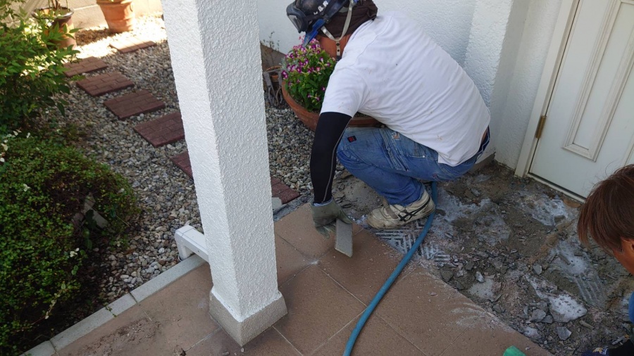 玄関ポーチタイル張替