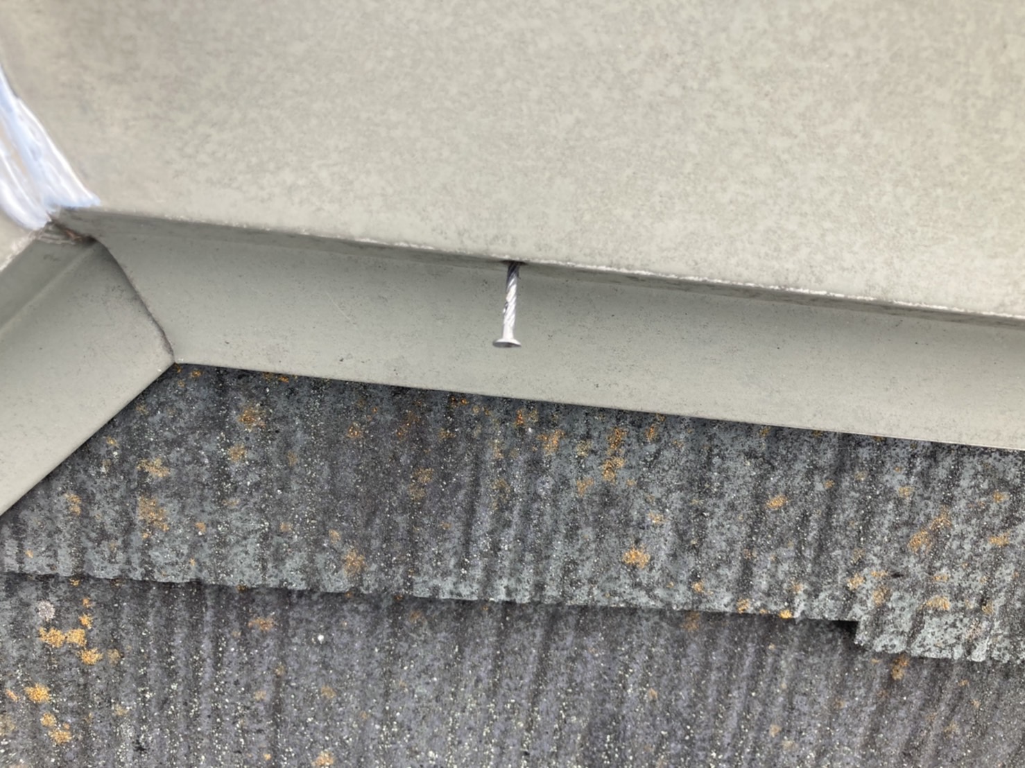 この釘浮きは棟板金飛散の原因にもなります