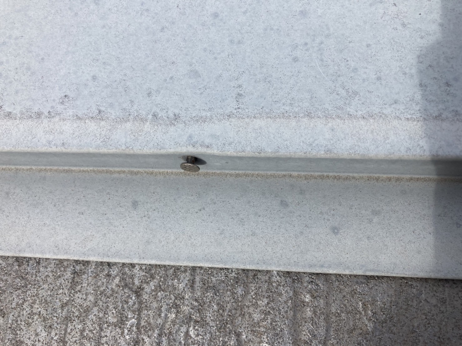 家の揺れによって棟板金を止めている釘が抜けそうです