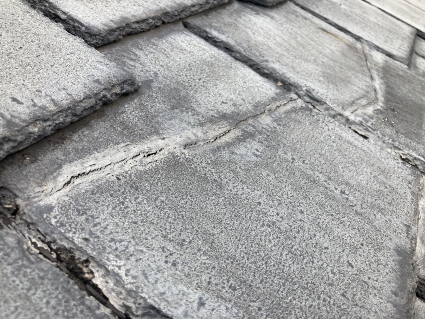 屋根材　ひび割れ