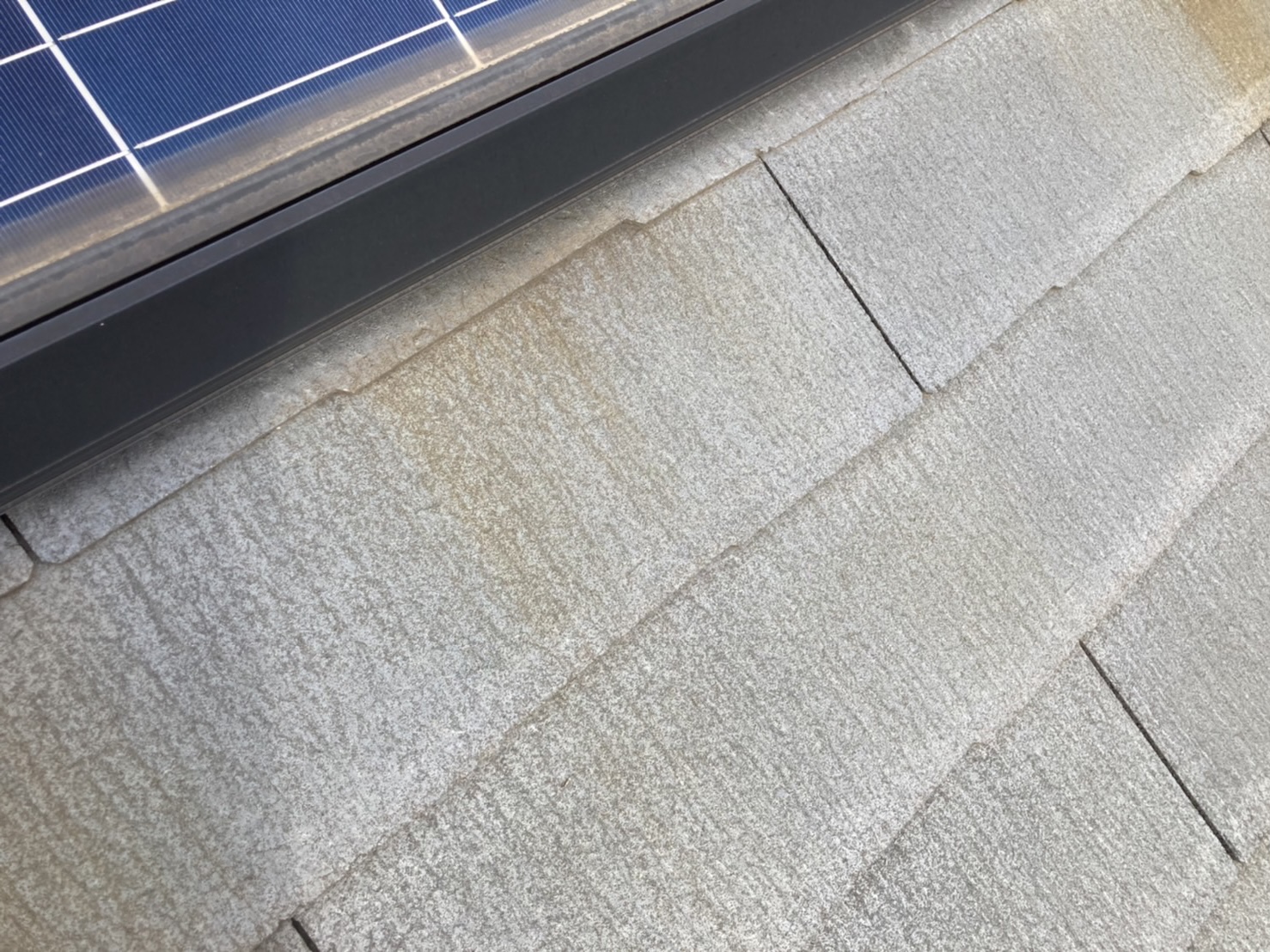 ソーラーパネルのサビが屋根に付着しています