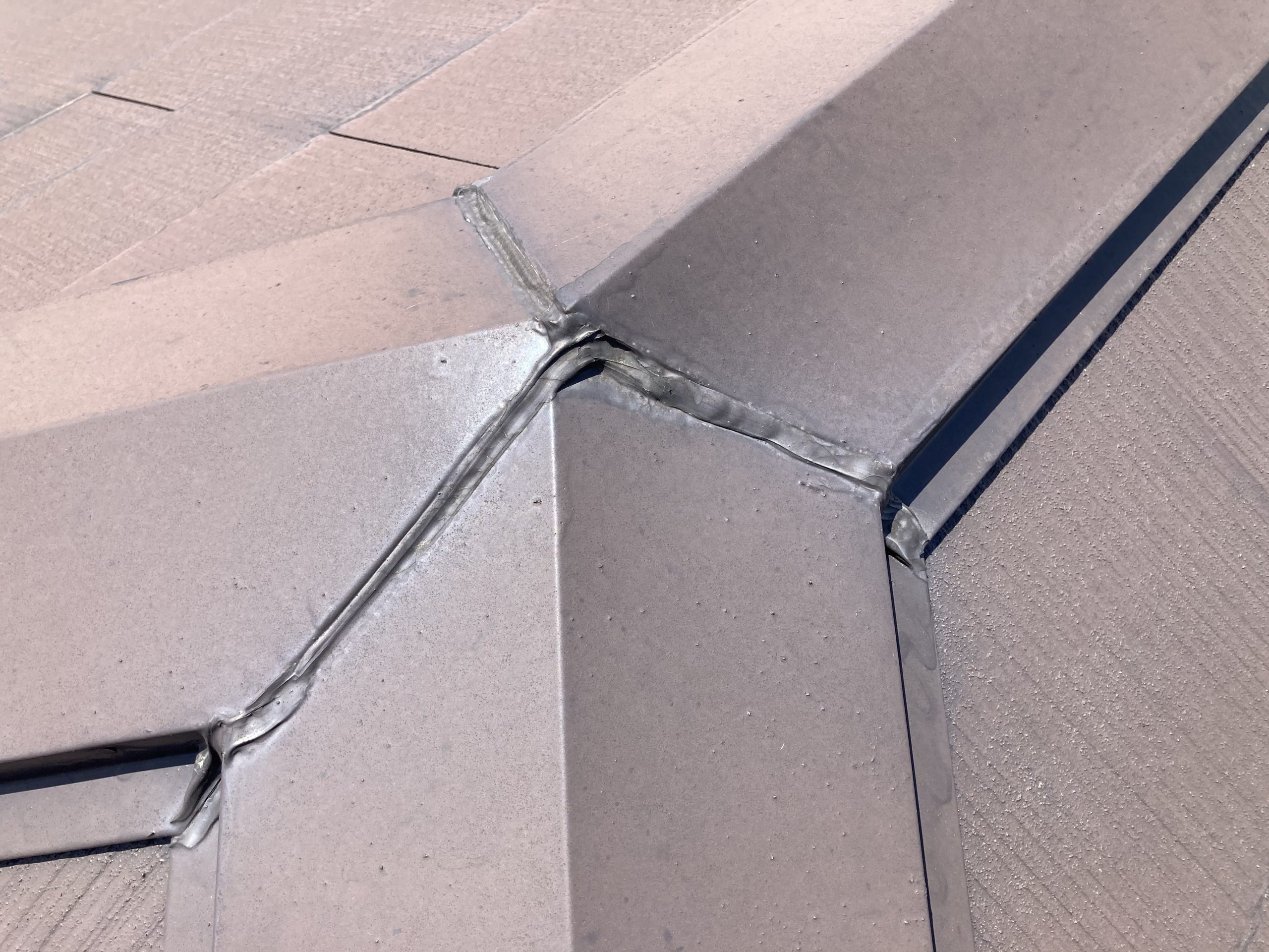 スレート屋根　棟板金　2