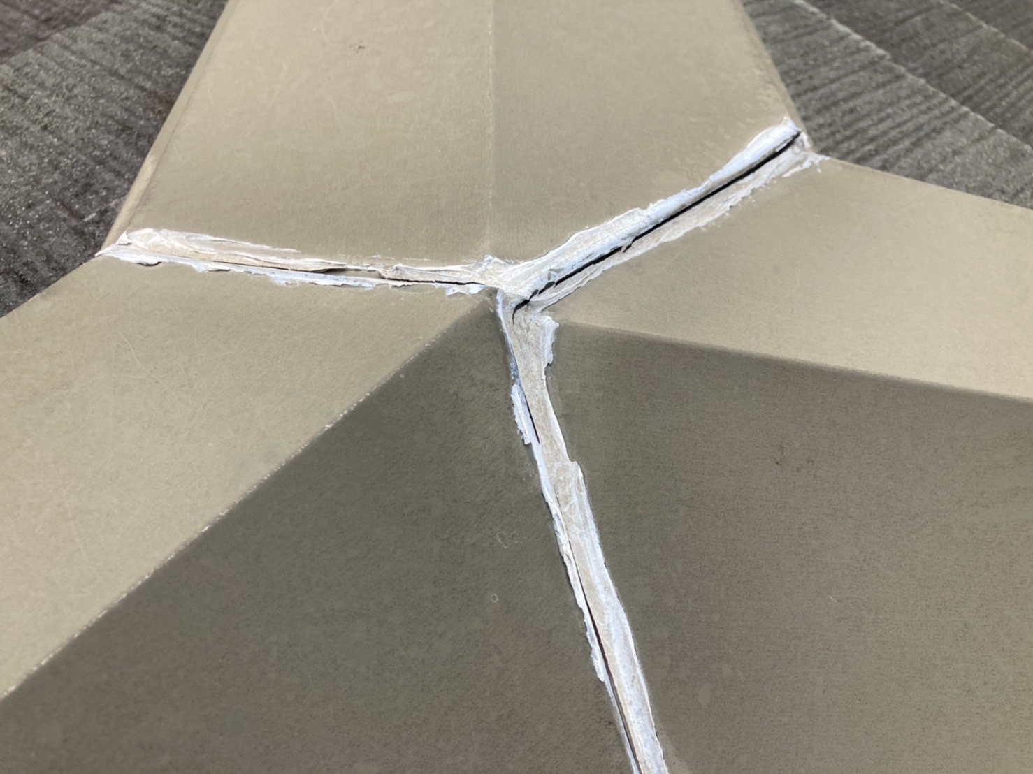 棟板金のつなぎ目部分のシーリングは劣化が進行中