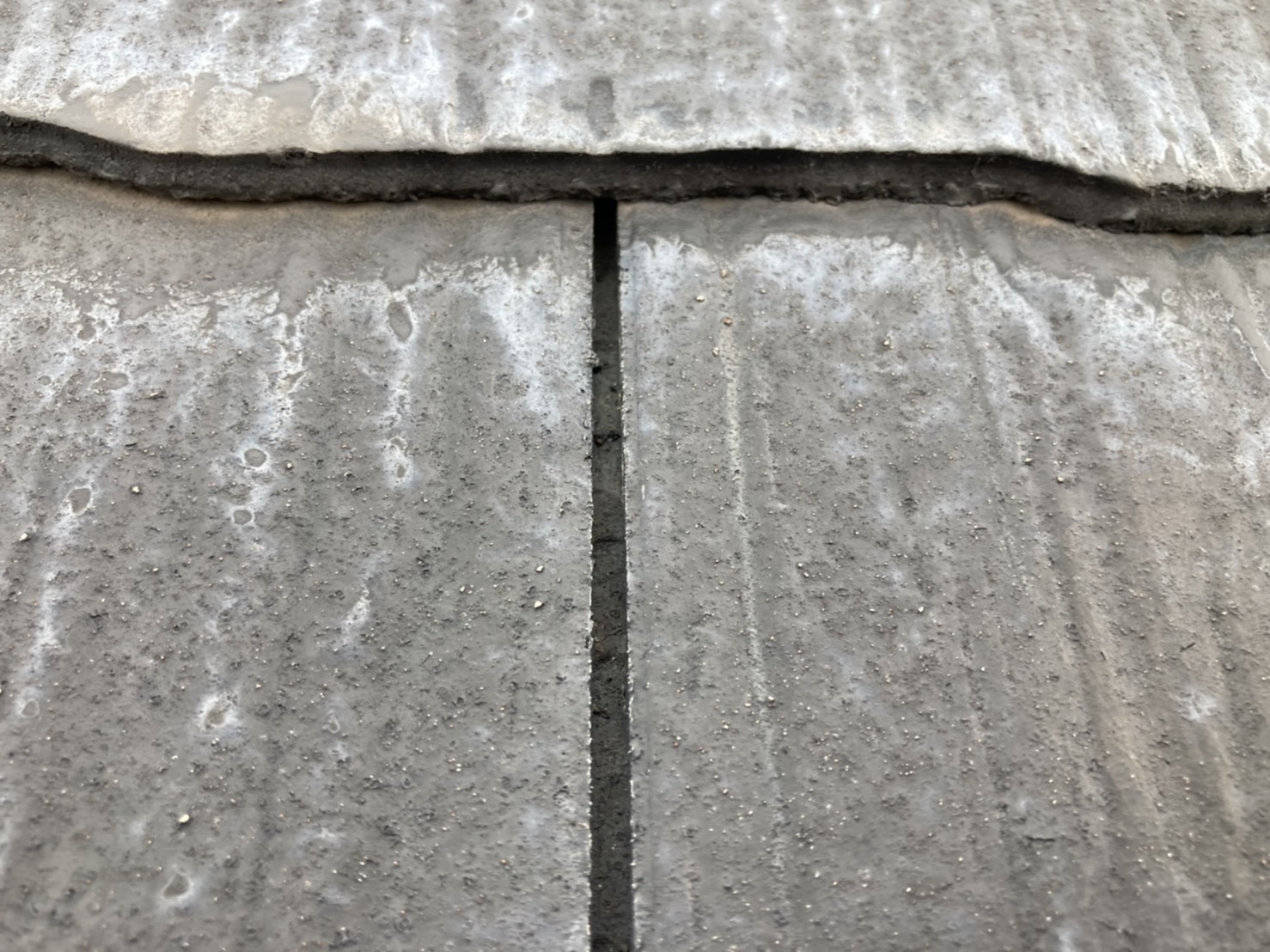 スレート屋根　隙間