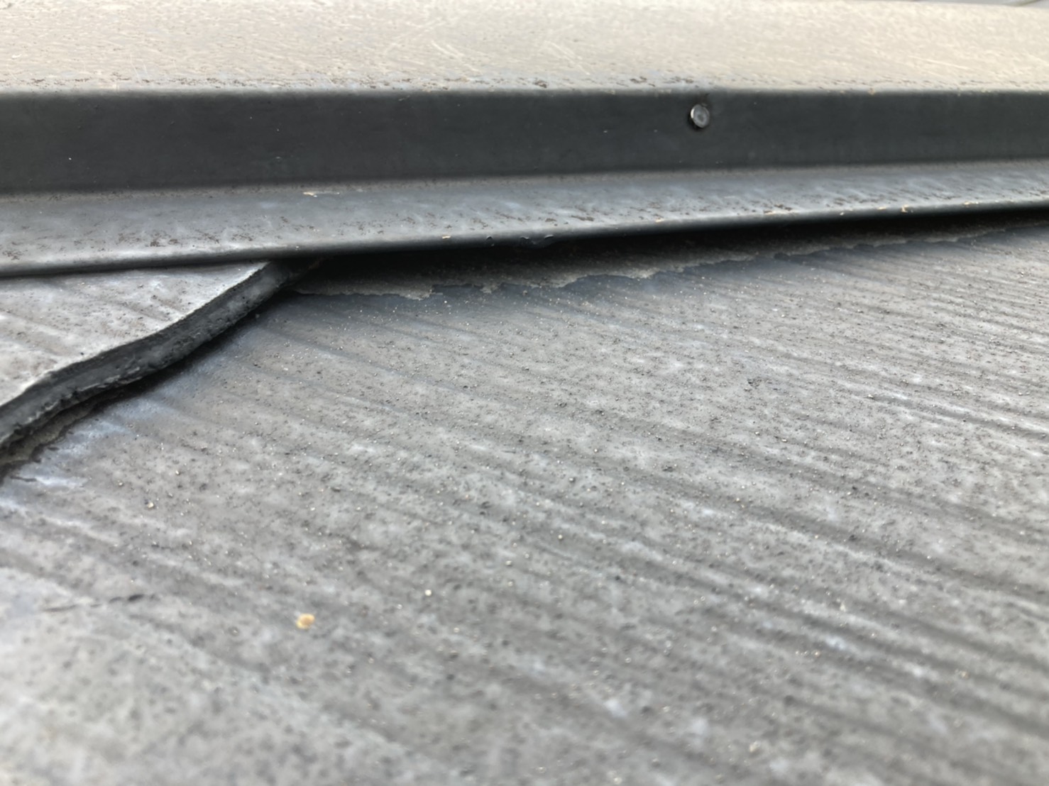 スレート屋根　棟板金　隙間