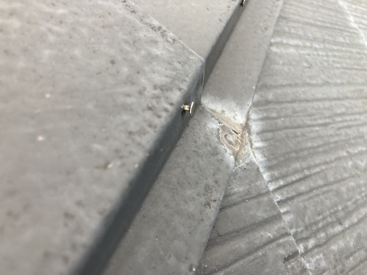 スレート屋根　棟板金　鍵