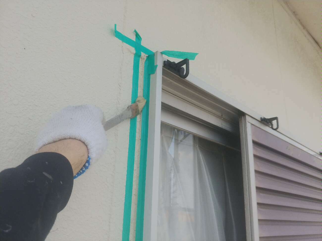 プライマーを塗り、接着性を上げる