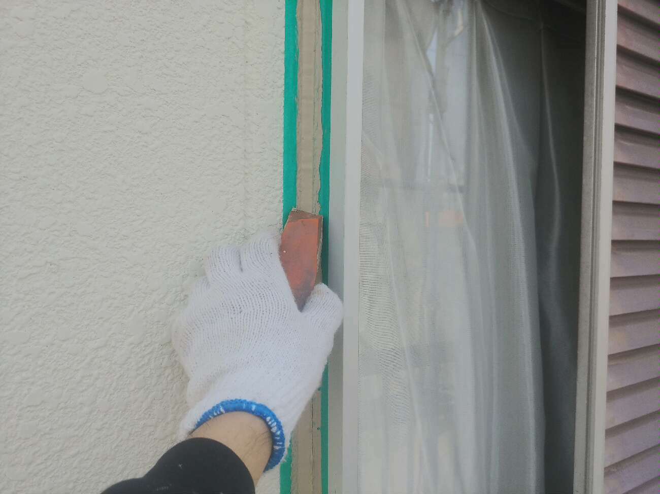 この小手でおさえる作業、かなり難しいです