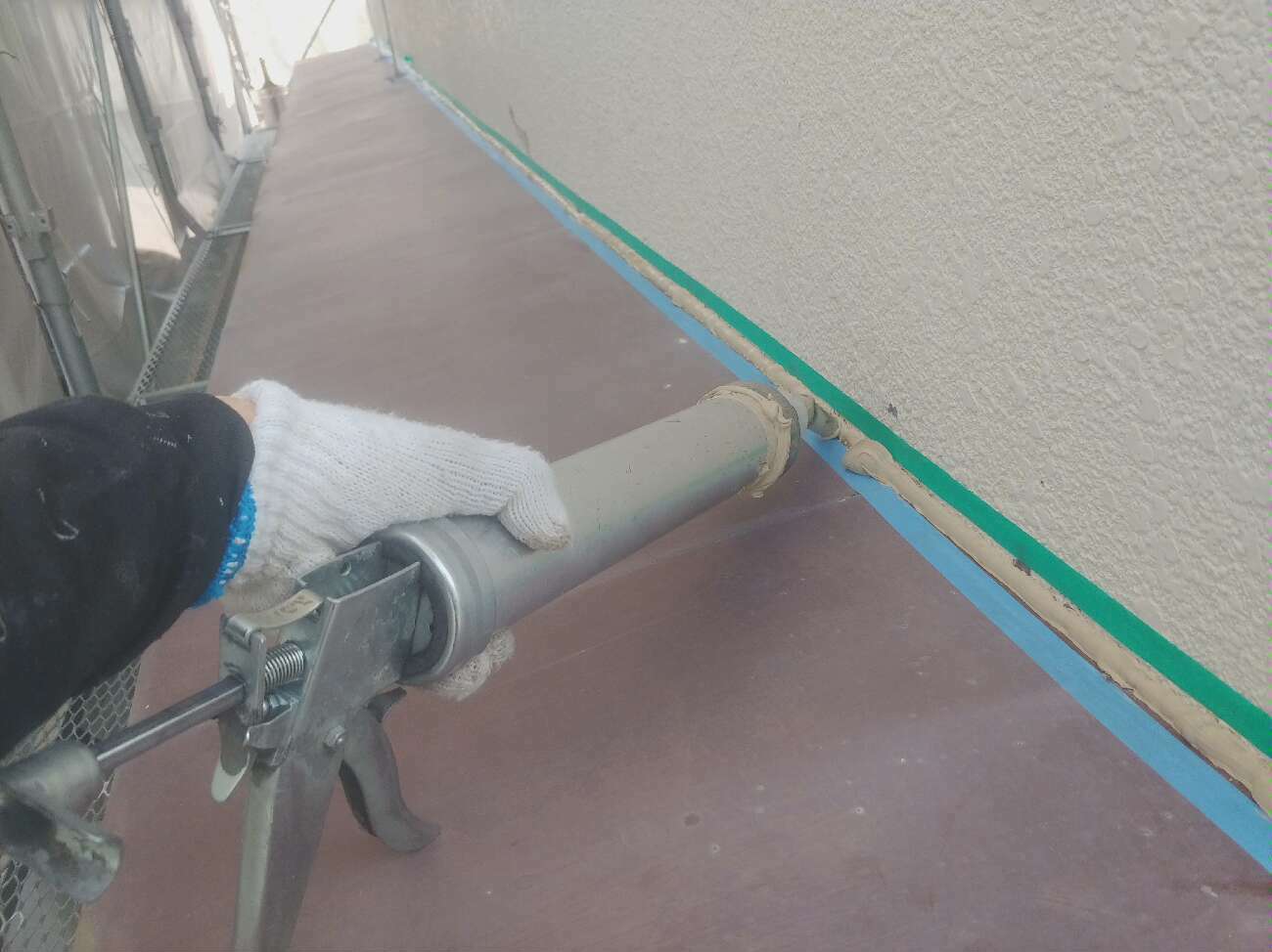 庇の上も必ず塗っていきます