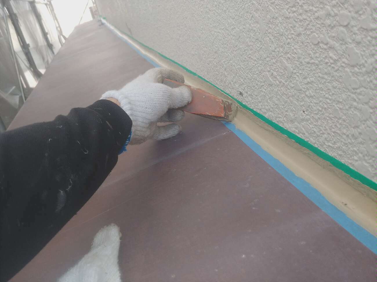 上からおさえ、空気穴を無くしていきます