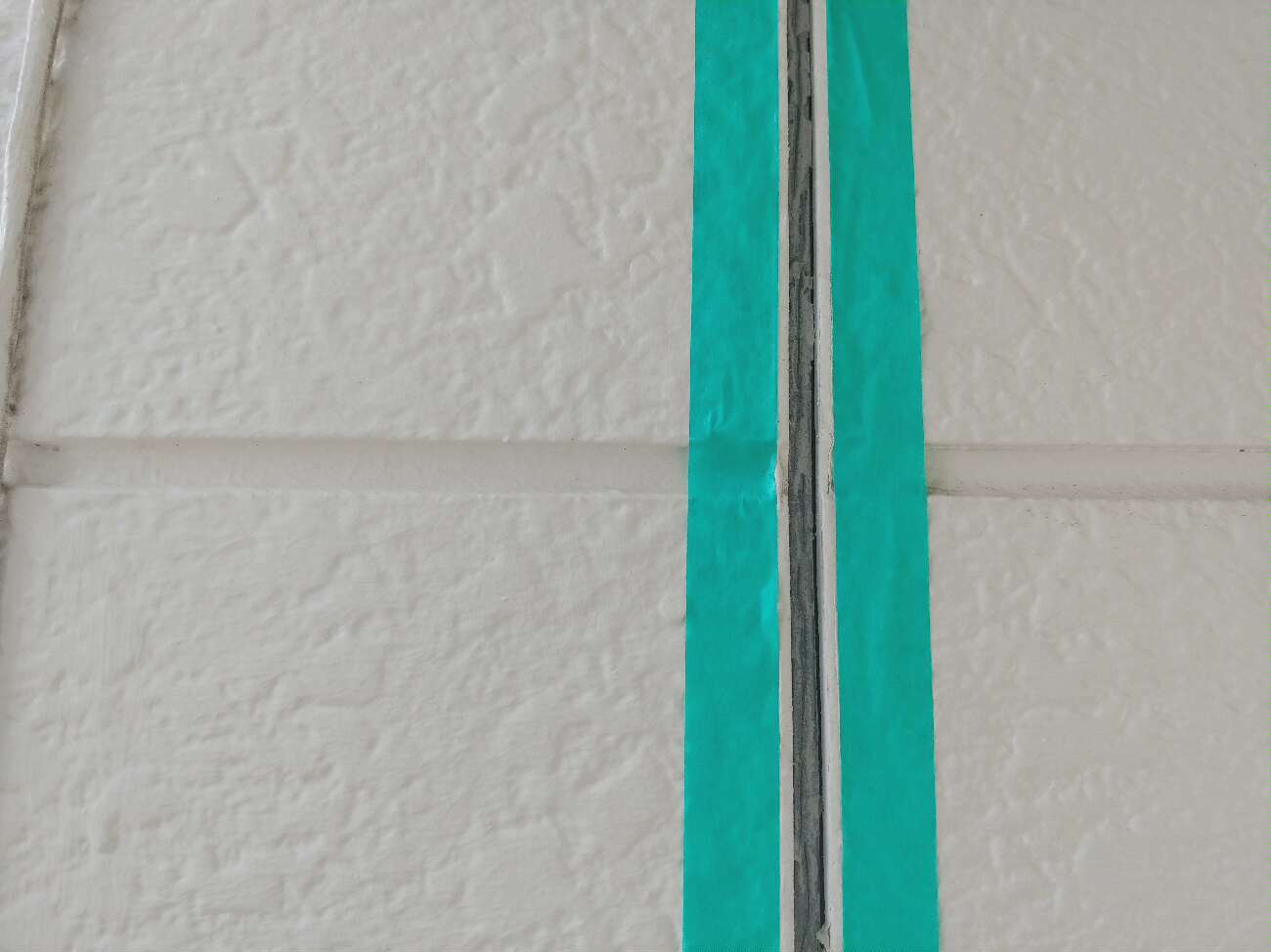 養生を行い、周りに余計なシーリングが付くのを防止します