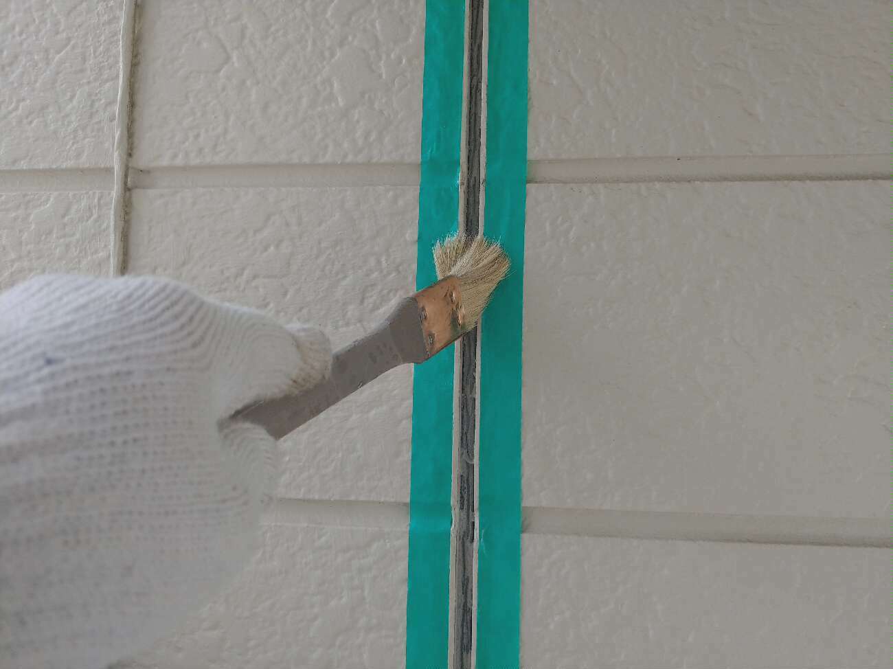 プライマーという接着材として塗布していきます