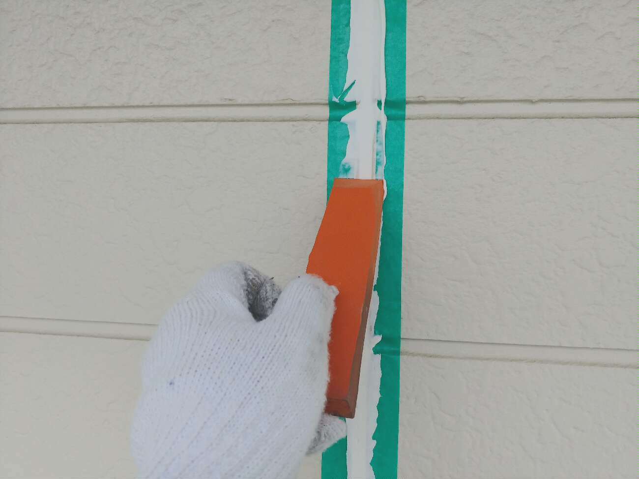 シーリングを充填し、小手でおさえていきます