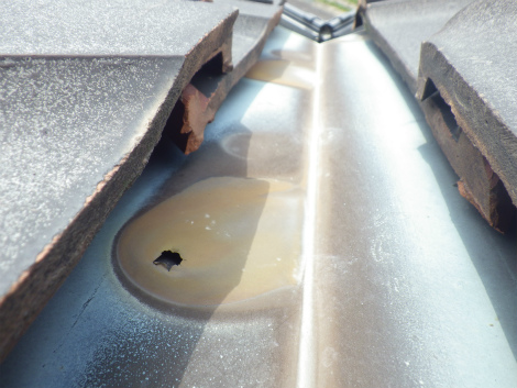 平板瓦谷板金雨漏り