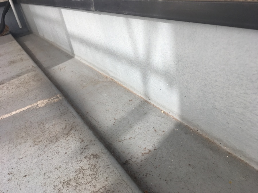 FRP防水　ひび割れ　ウレタン防水